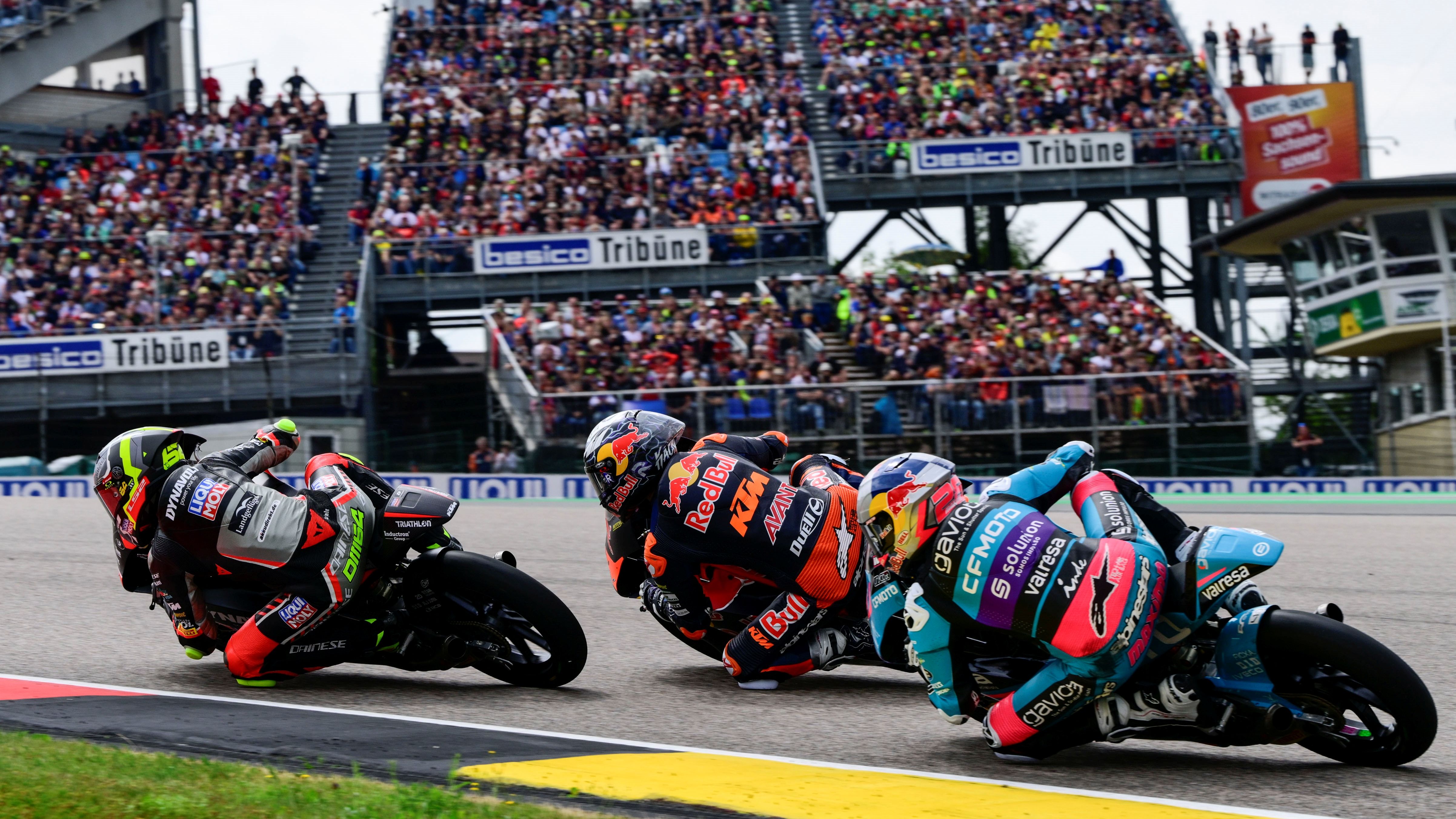David Muñoz traza la última curva y Máximo Quiles busca el interior de José Antonio Rueda, Moto3 Alemania 2025