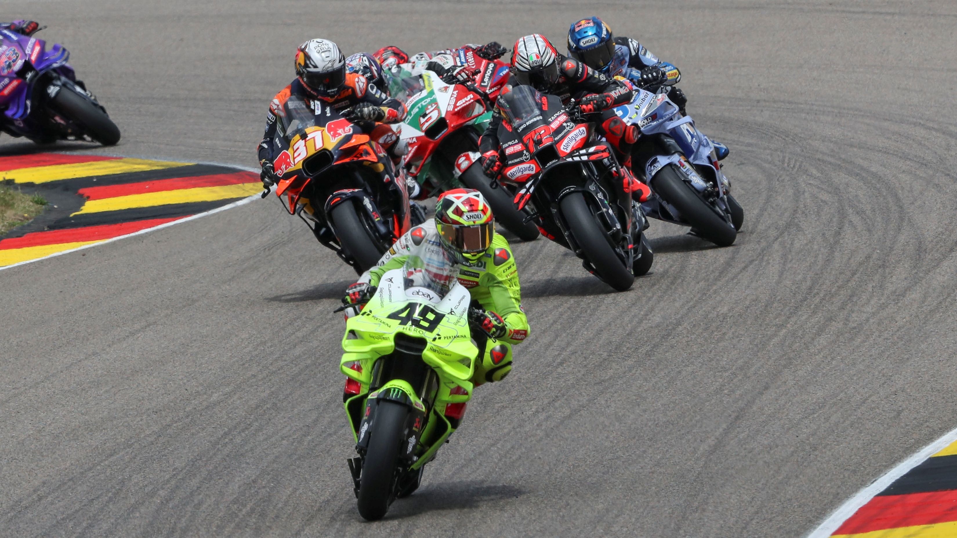 Fabio Di Giannantonio delante de Marco Bezzecchi, Pedro Acosta, Álex Márquez y Johann Zarco, MotoGP Alemania 2025