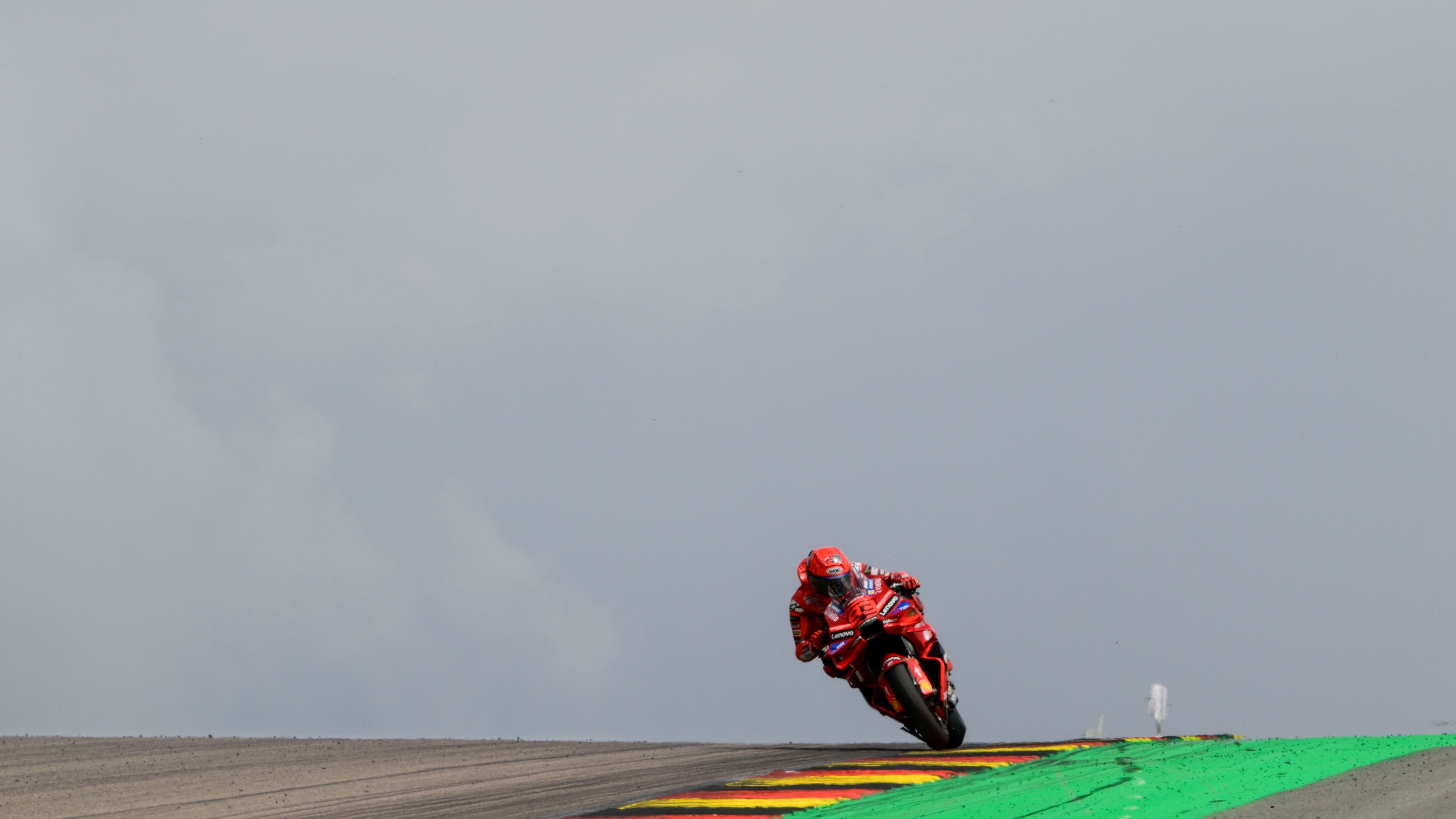 Marc Márquez totalmente solo en Sachsenring, MotoGP Alemania 2025