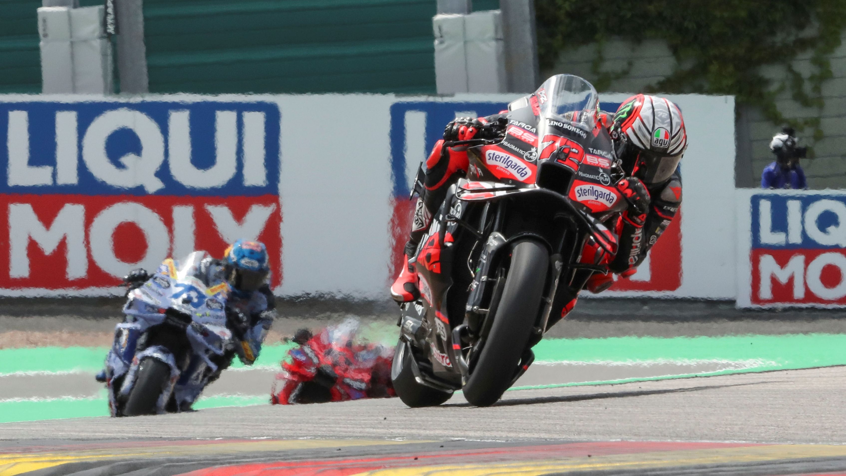 Marco Bezzecchi se va de Álex Márquez y Pecco Bagnaia, MotoGP Alemania 2025