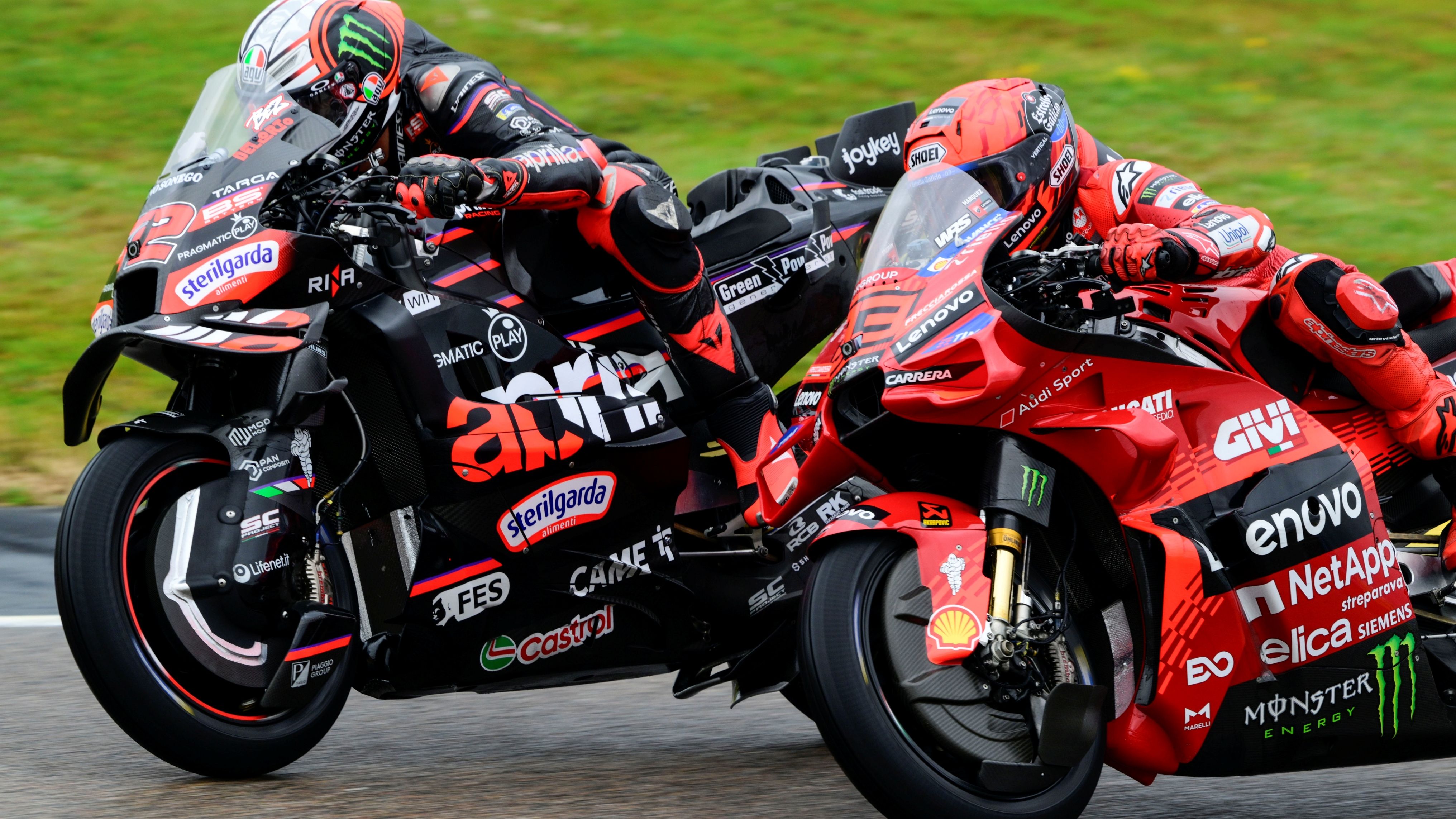 Marco Bezzecchi intenta defenderse de Marc Márquez en el Sprint, MotoGP Alemania 2025