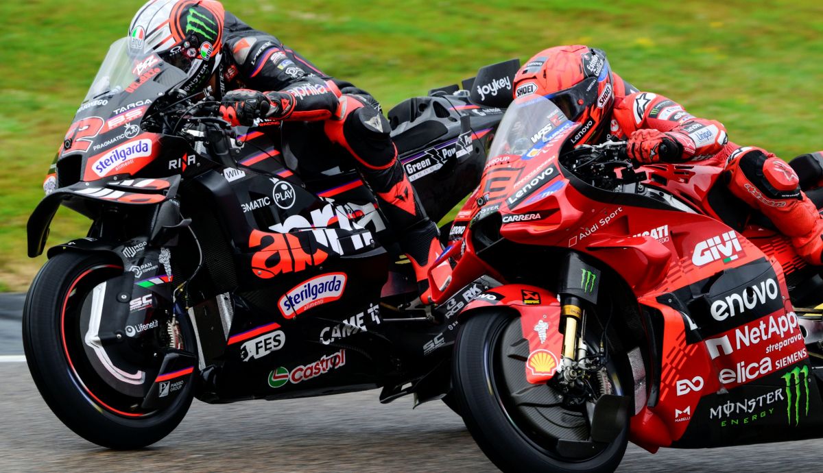 Marco Bezzecchi intenta defenderse de Marc Márquez en el Sprint, MotoGP Alemania 2025 Marco Bezzecchi intenta defenderse de Marc Márquez en el Sprint, MotoGP Alemania 2025