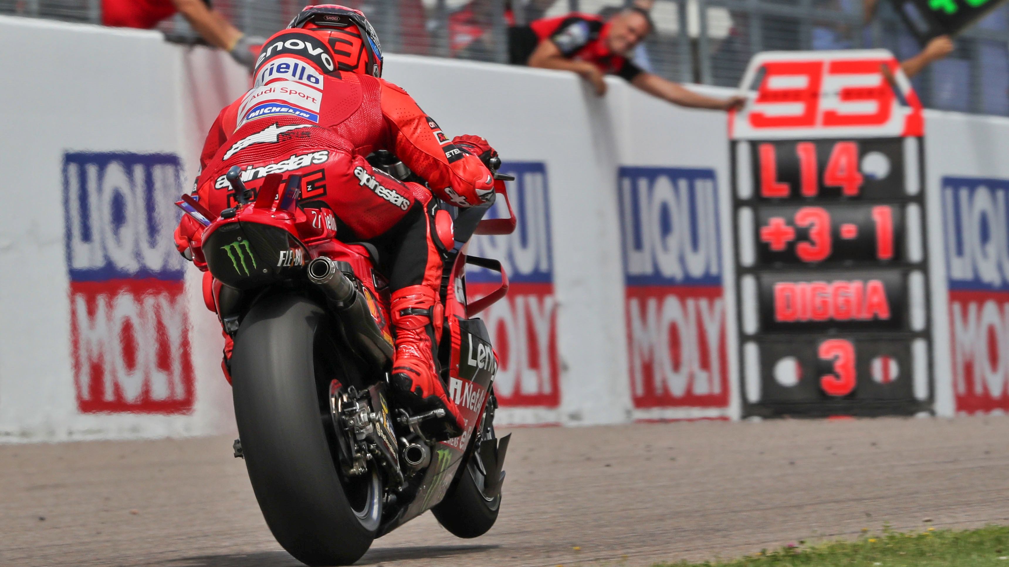 Marc Márquez aumento sus estadísticas ganando la carrera de MotoGP 2025 en Sachsenring