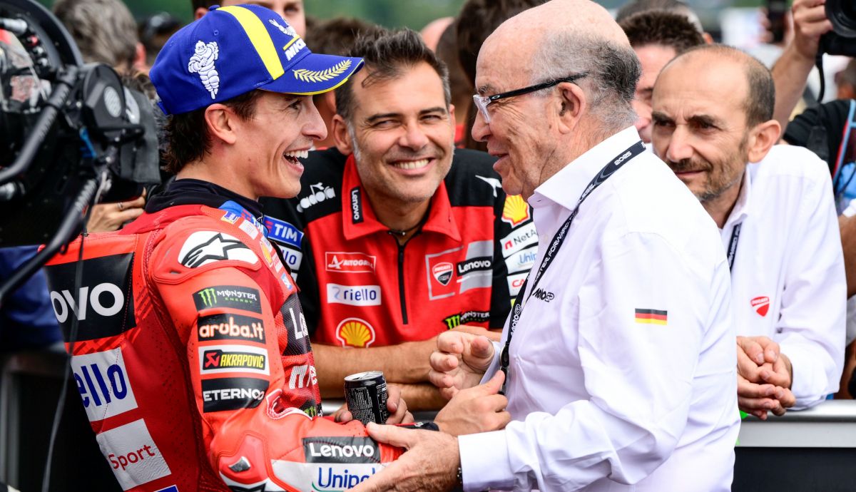 Carmelo Ezpeleta felicita a Marc Márquez por su triunfo en Sachsenring