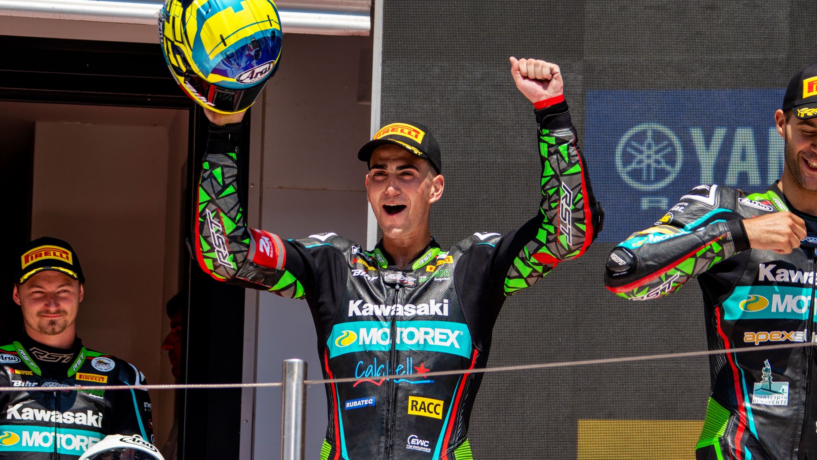 Álex Toledo celebra su triunfo en las 24H Moto Barcelona Catalunya con sus compañeros del Team Bolliger Switzerland