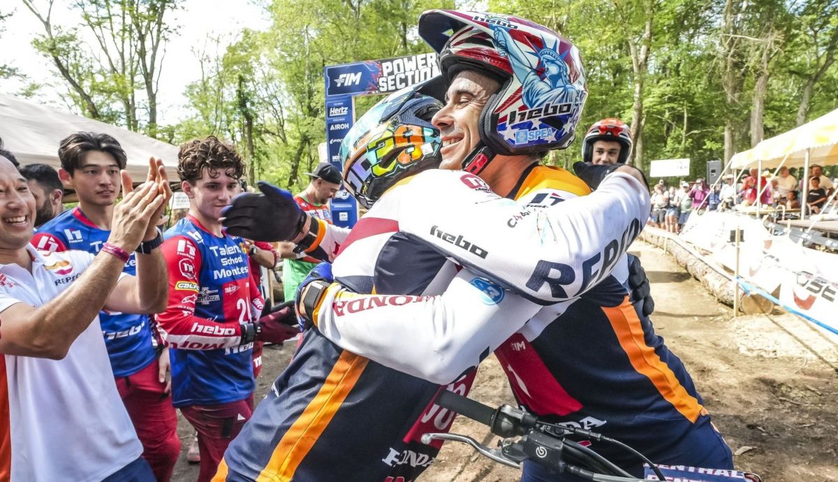 Toni Bou felicita a Gabriel Marcelli por su primera victoria en el Mundial de TrialGP