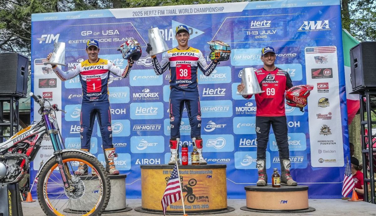 Gabriel Marcelli en lo más alto del podio junto a Toni Bou y Jaime Busto