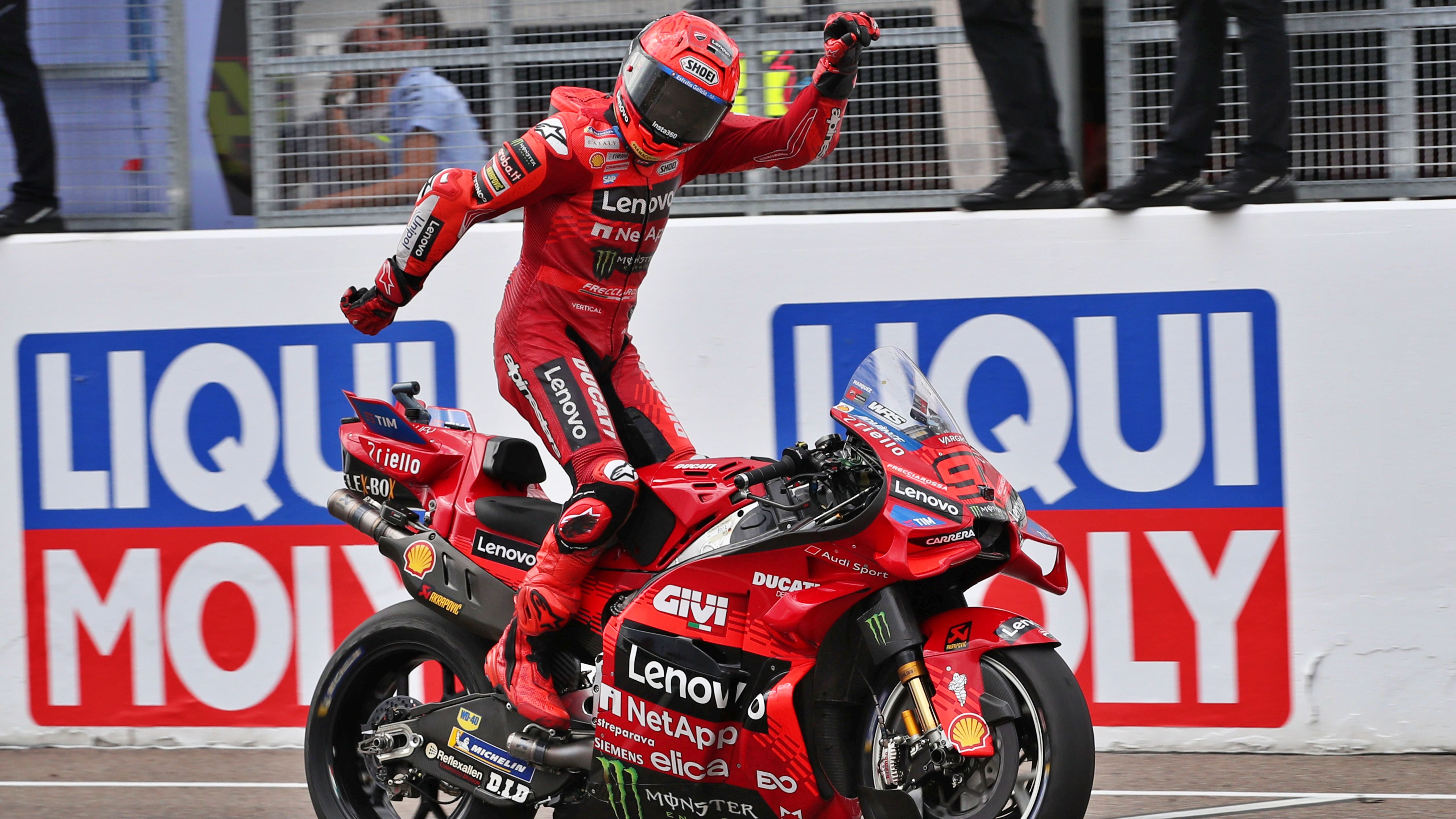 Marc Márquez entra en la meta de Sachsenring granjeando aura