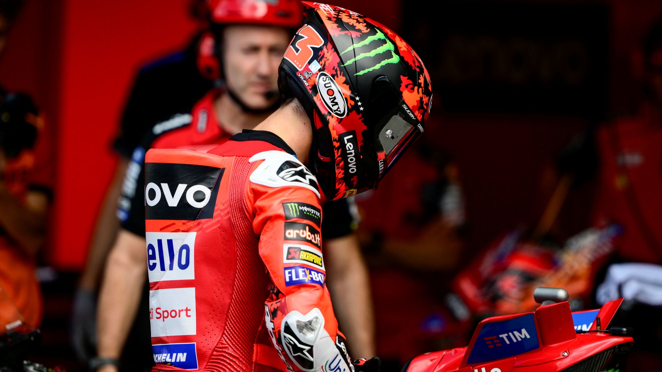 Pecco Bagnaia en el box de Ducati en Brno