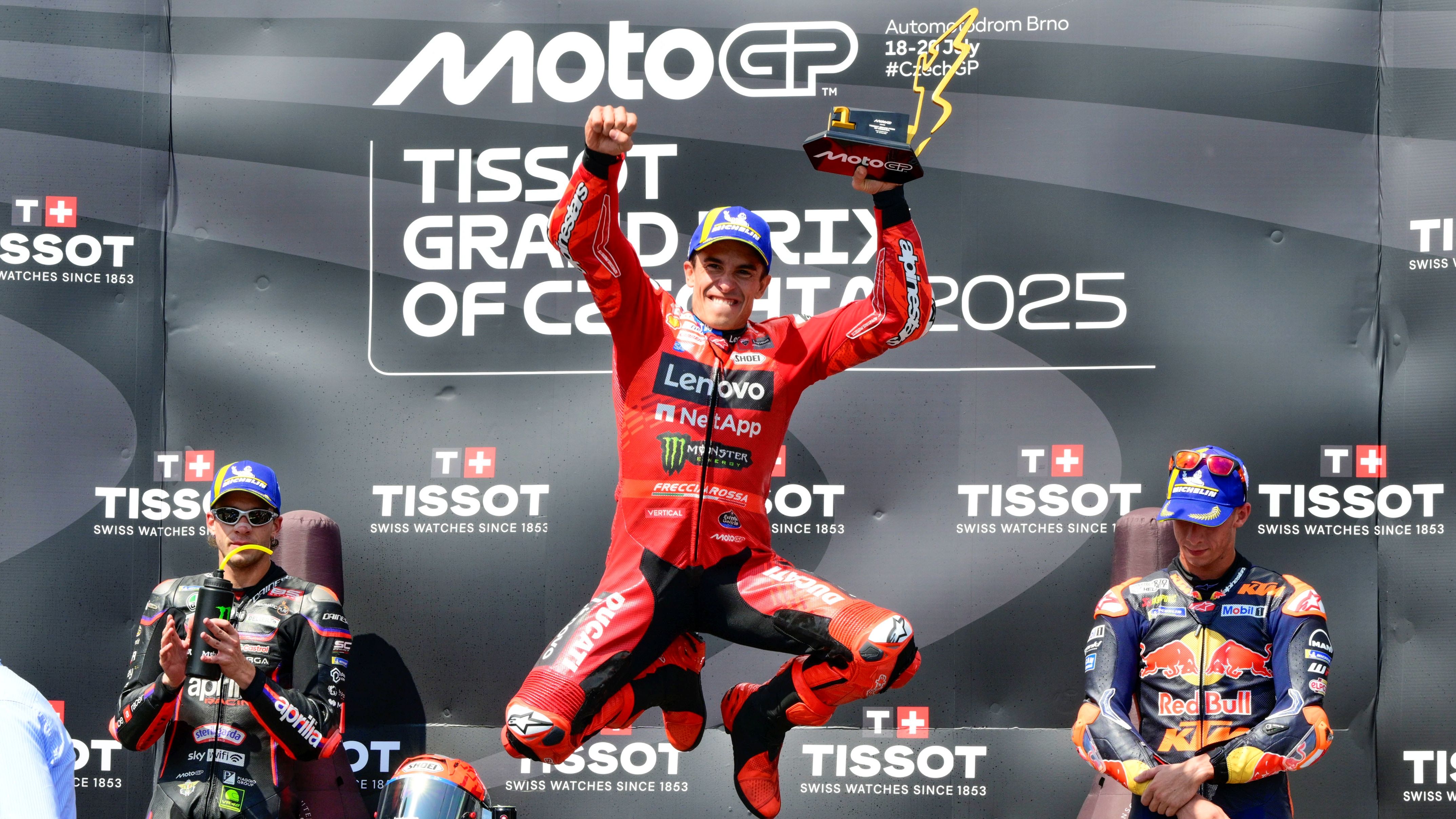 Marc Márquez celebra la victoria en el podio de Brno