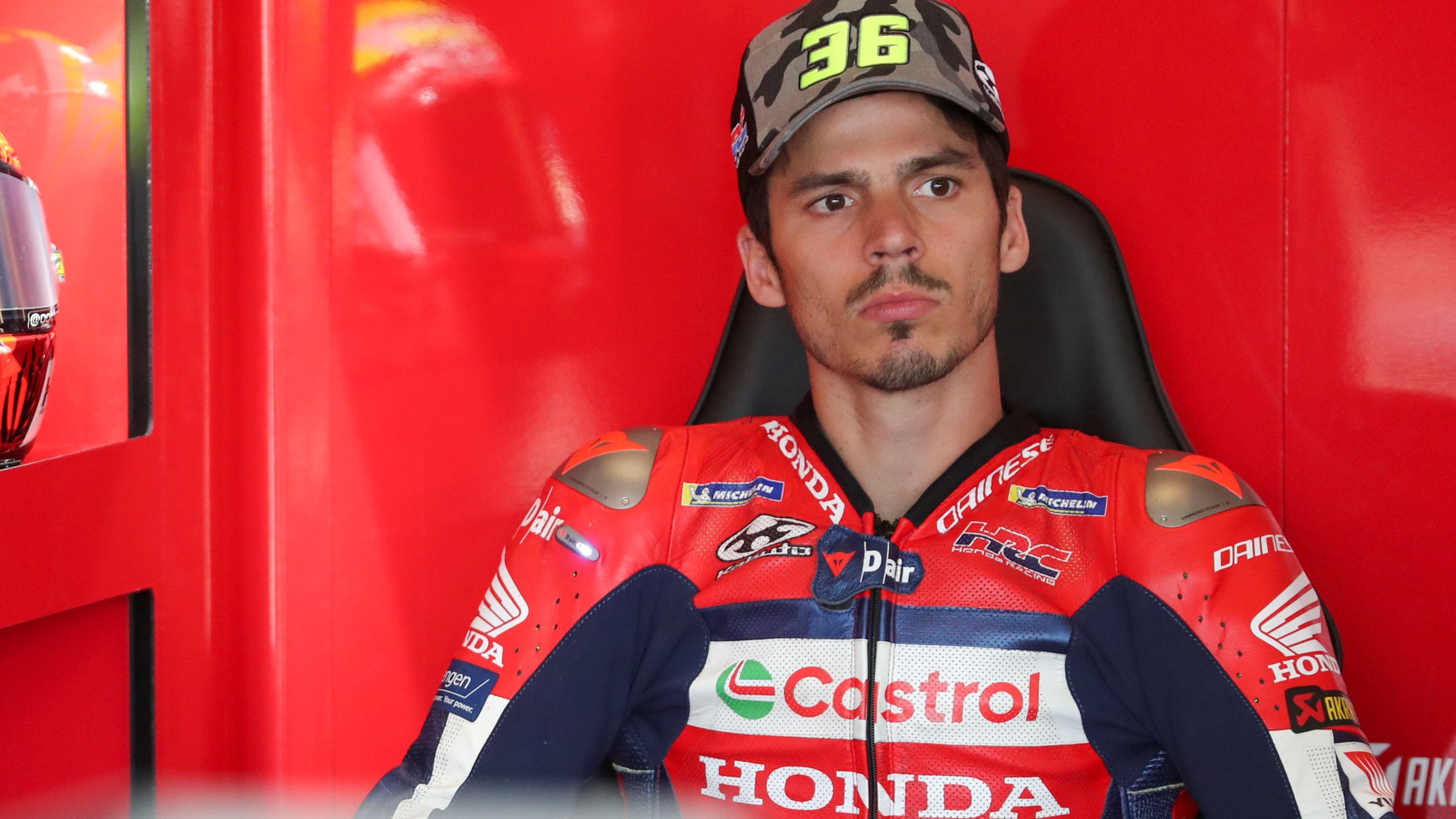 Joan Mir en el box de HRC en Brno