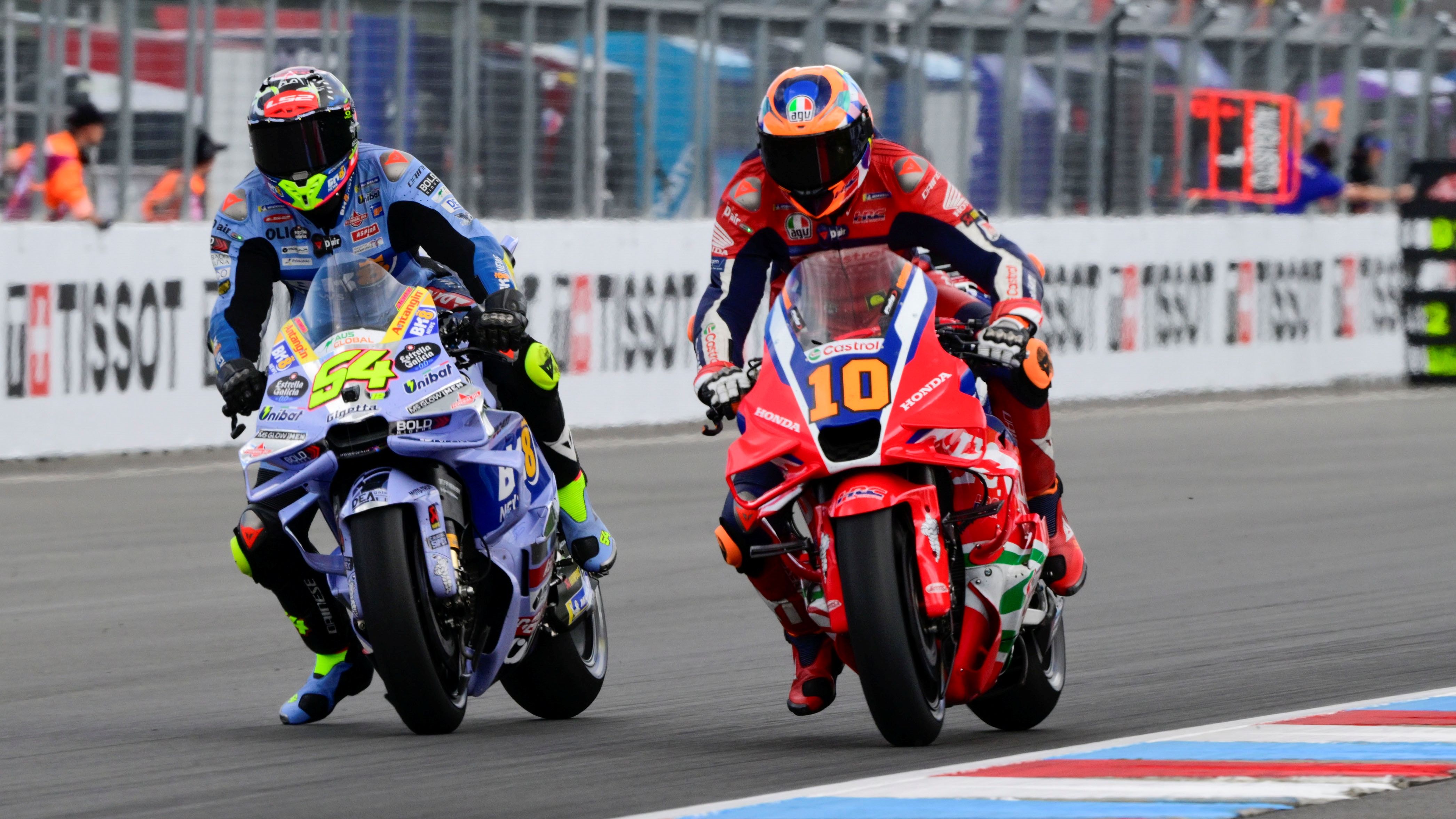 Fermin´Aldeguer supera a Luca Marini en la frenada, MotoGP Chequia 2025
