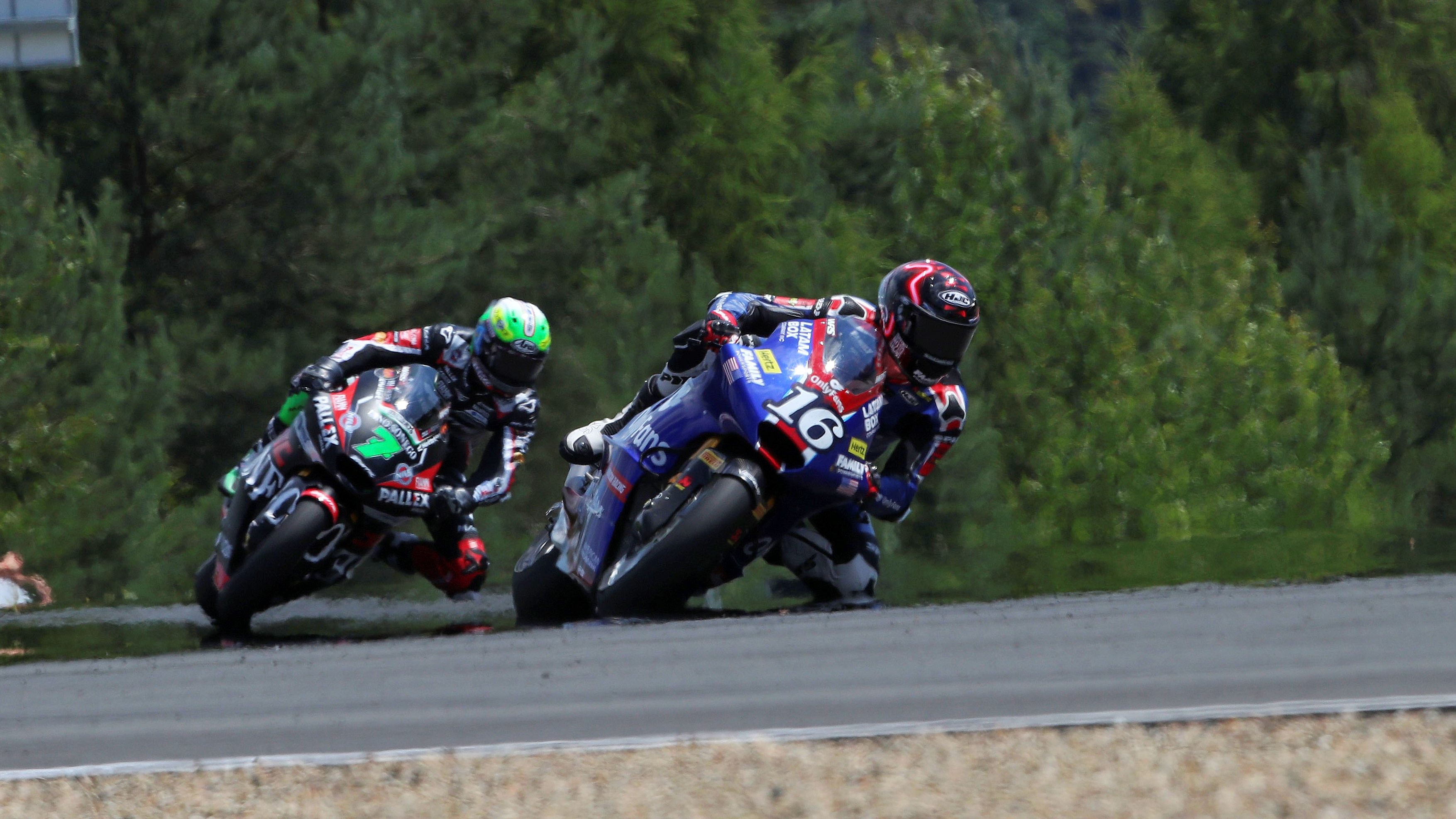Joe Roberts acechado por Barry Baltus, Moto2 Chequia 2025