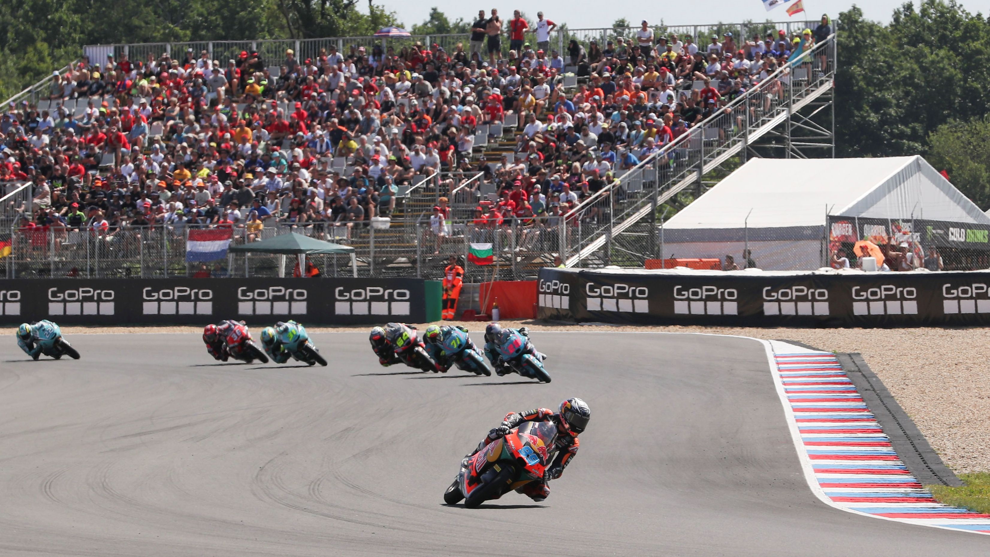José Antonio Rueda se escapa rumbo a otra victoria, Moto3 Chequia 2025
