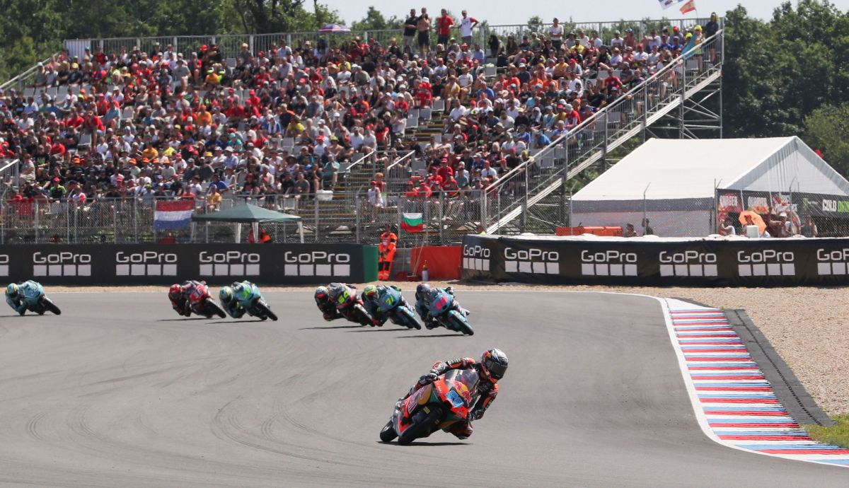 José Antonio Rueda se escapa rumbo a otra victoria, Moto3 Chequia 2025