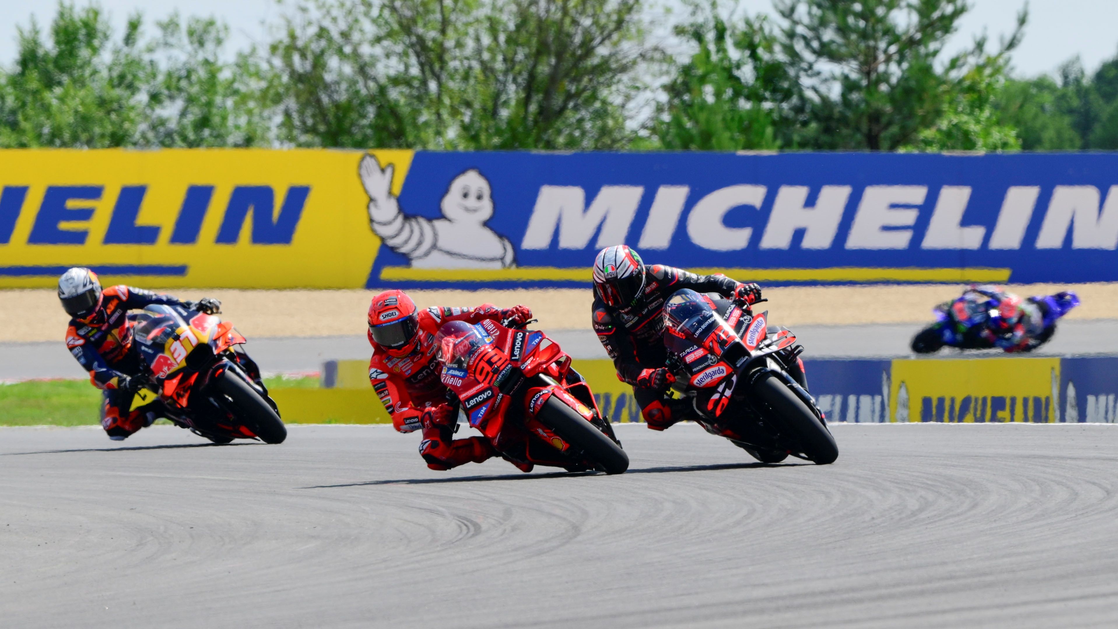 Marc Márquez ejecuta el adelantamiento ganador a Marco Bezzecchi ante Pedro Acosta, MotoGP Chequia 2025