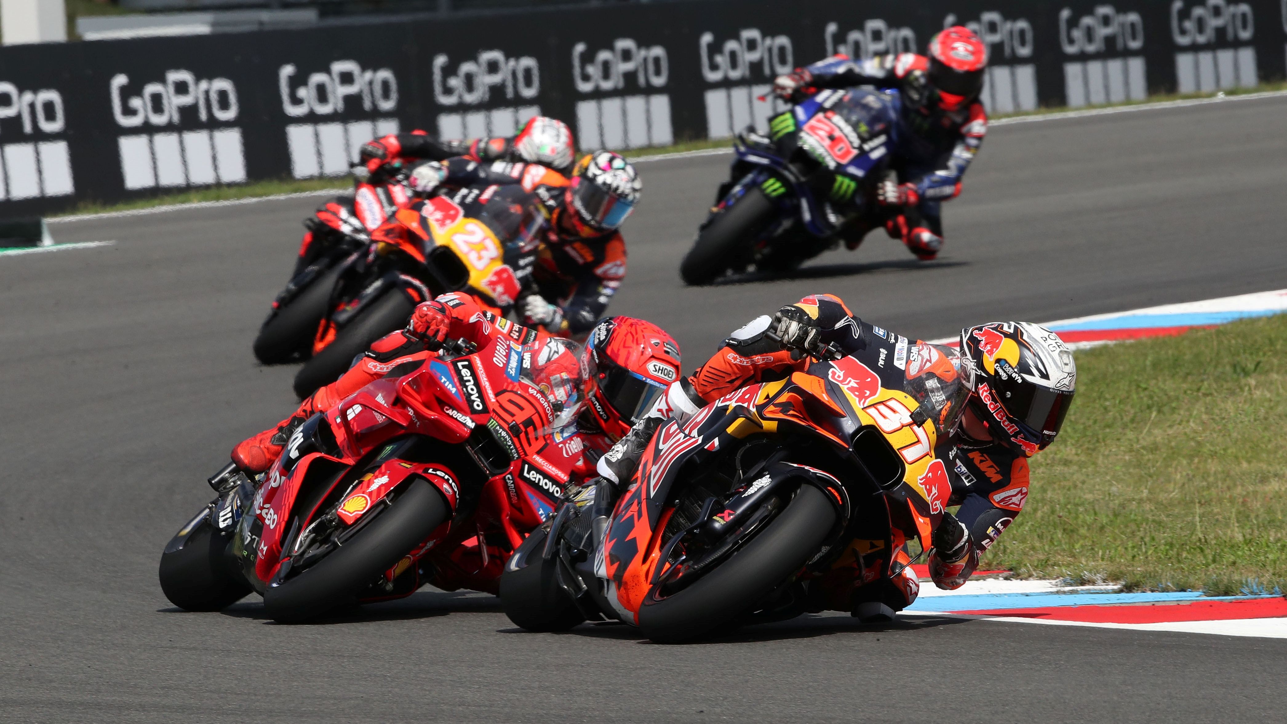 Pedro Acosta con Marc Márquez pegado seguidos por Enea Bastianini, Marco Bezzecchi y Fabio Quartararo, MotoGP Chequia 2025