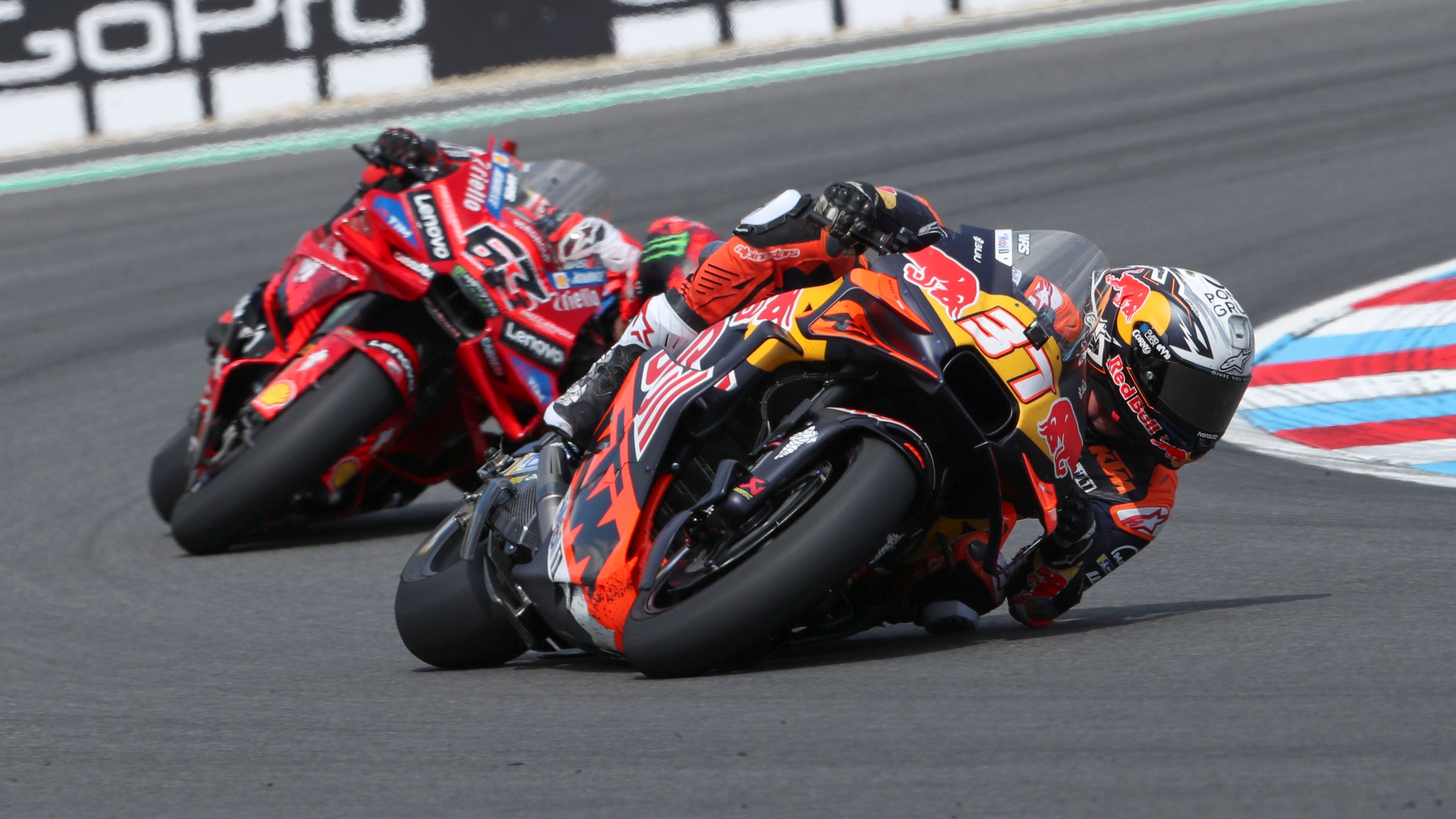 Pedro Acosta contiene a Pecco Bagnaia, MotoGP Chequia 2025