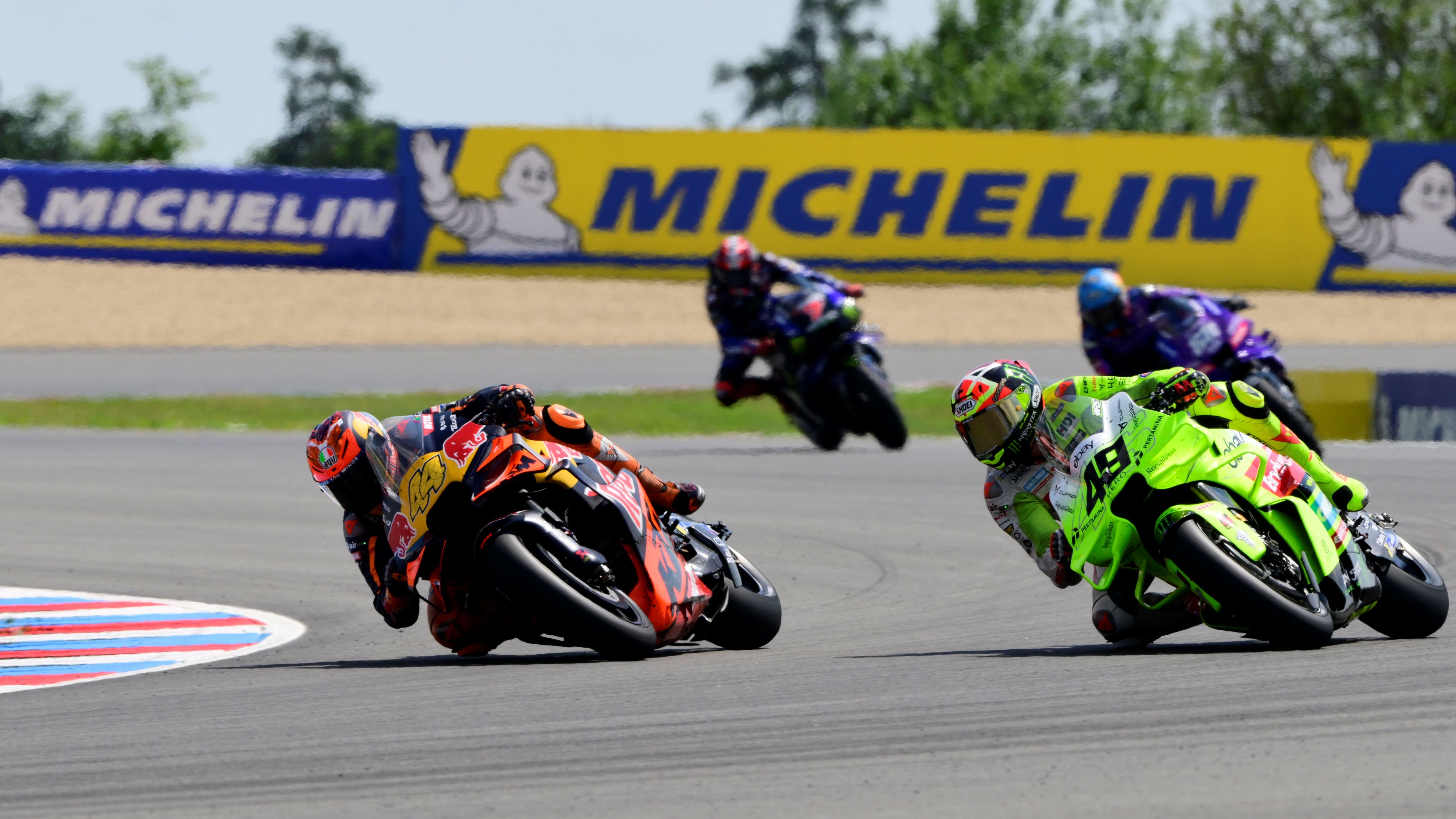 Pol Espargaró adelanta a Fabio Di Giannantonio, MotoGP Chequia 2025
