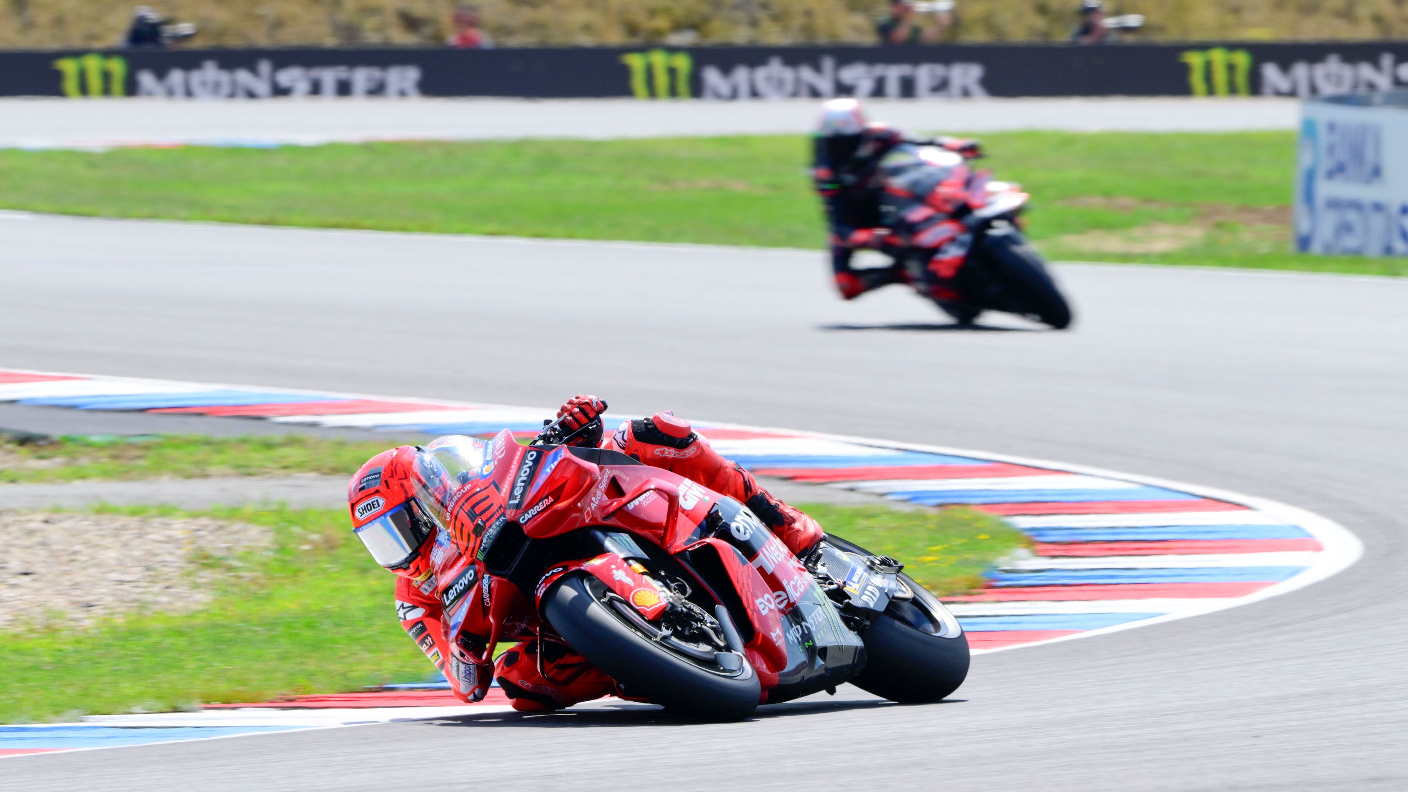 Marc Márquez logró en Brno su octava victoria en MotoGP 2025 y Marco Bezzecchi su tercer podio