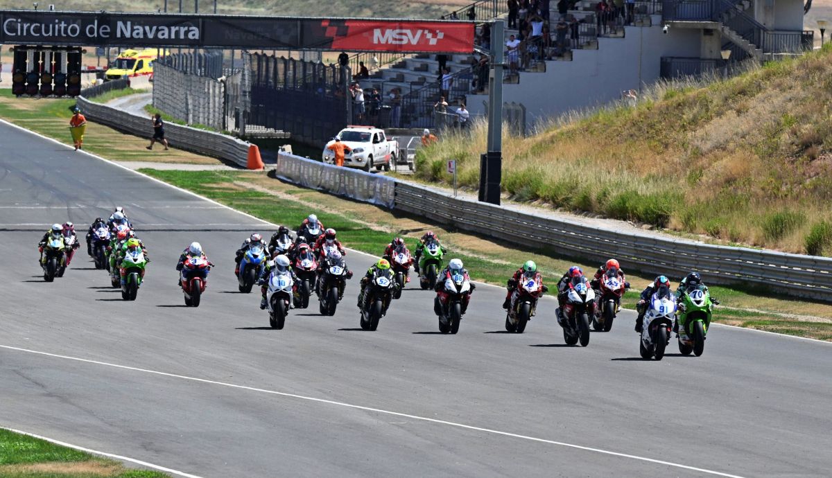 Salida de la primera carrera de Supersport