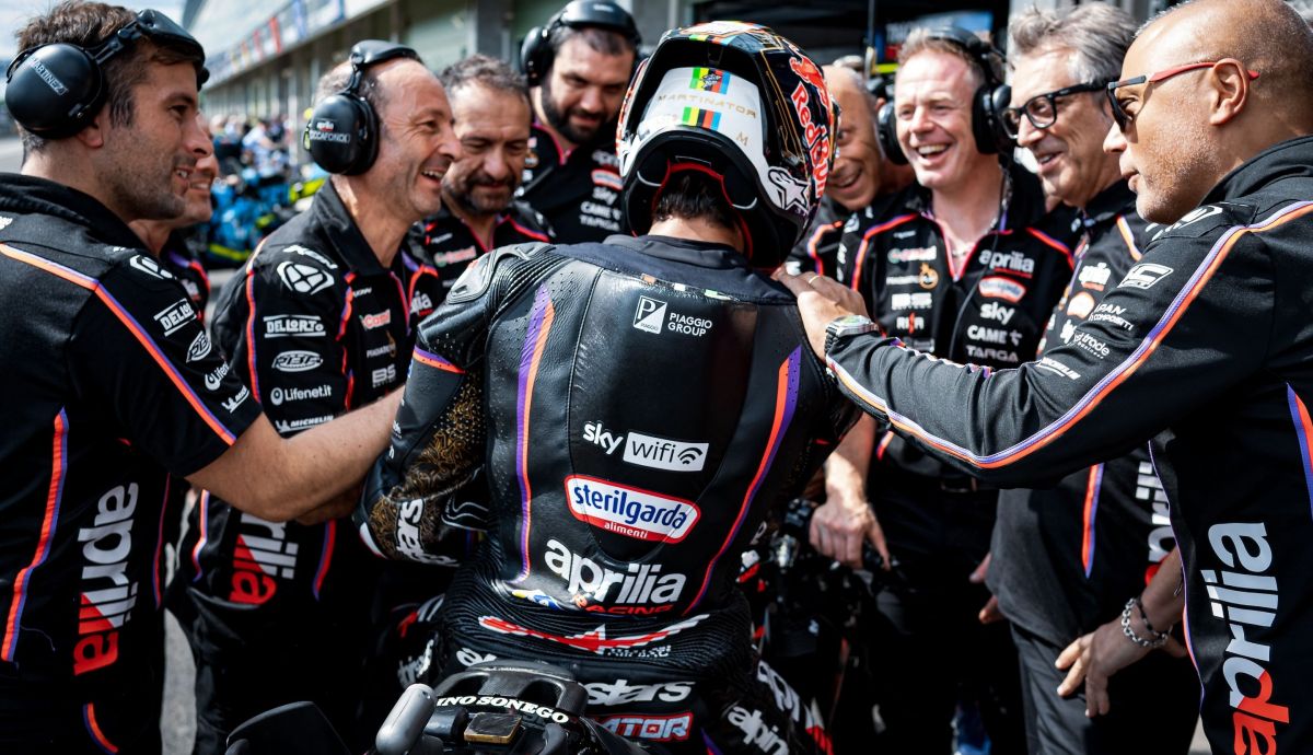 Jorge Martín felicitado por Aprilia Jorge Martín felicitado por Aprilia