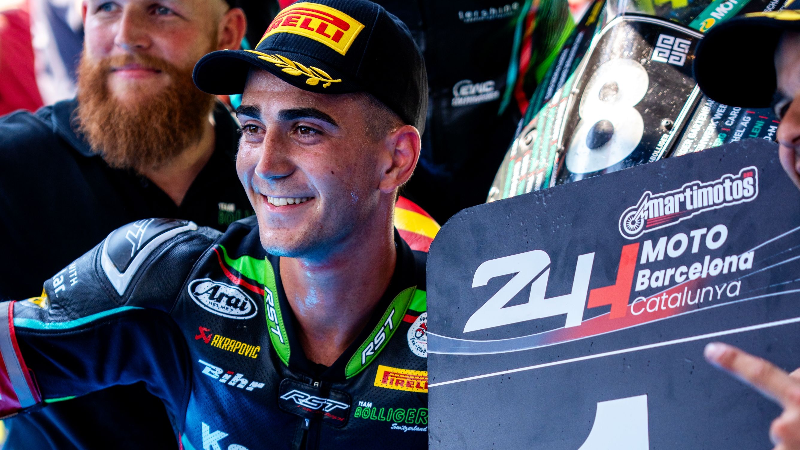 Álex Toledo festeja el triunfo en la2 24H Moto Barcelona Catalunya 2025 con el Bolliger