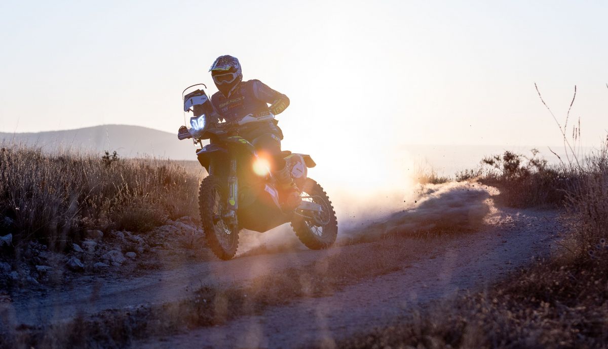 Lorenzo Santolino (Sherco) impone su dominio en la primera etapa de la Baja España Aragón 2025