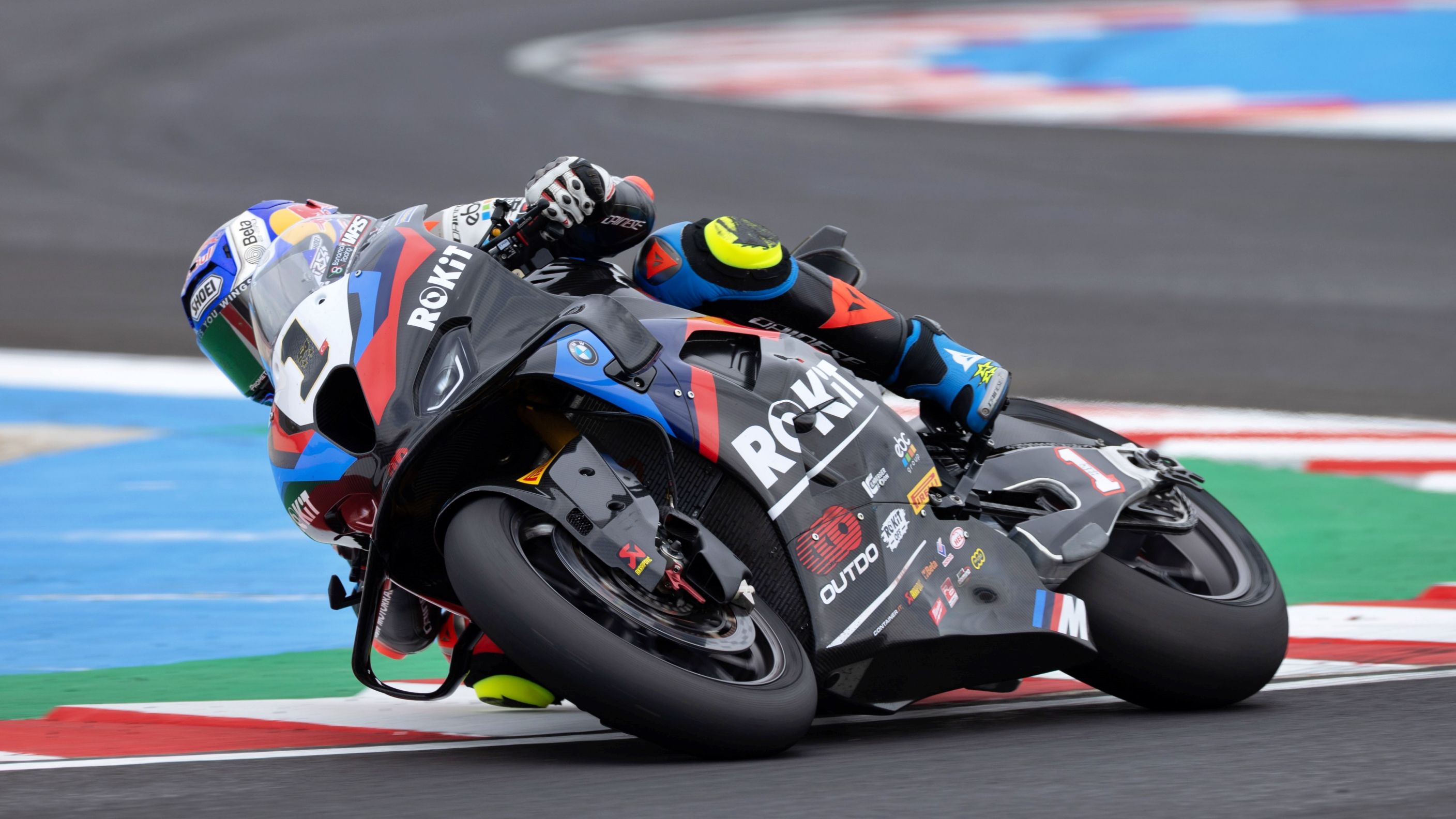 Toprak Razgatlioglu suma ocho triunfos seguidos tras ganar la carrera 1000 de Superbike