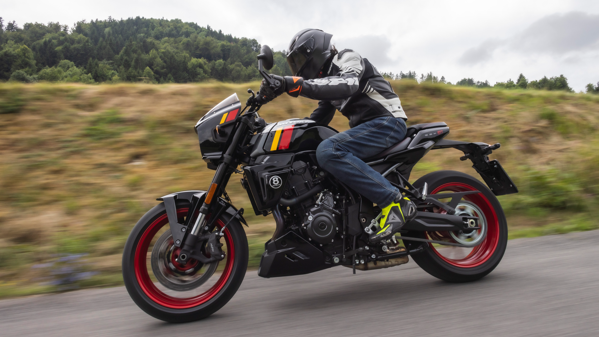 Suzuki  GSX 8T & 8TT 2025 Accion (6)