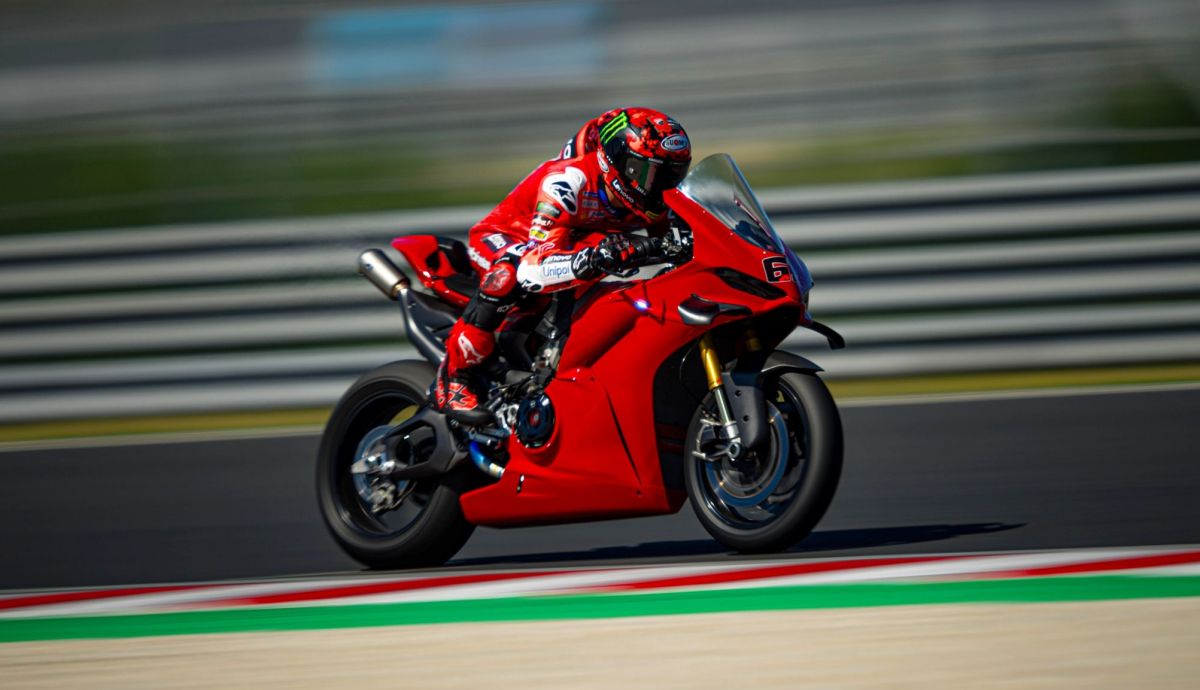 Pecco Bagnaia con la Ducati Panigale V4S en Balaton Park