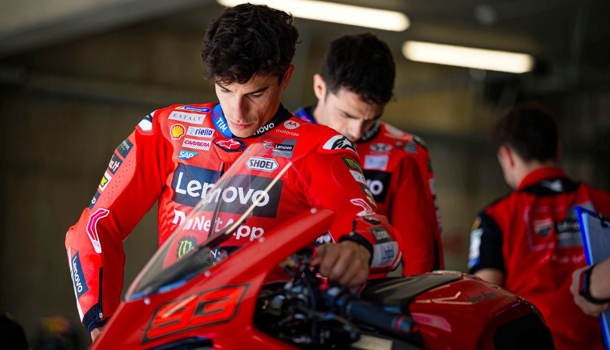 Marc Márquez junto a su Ducati Panigale V4S en el box de Balaton