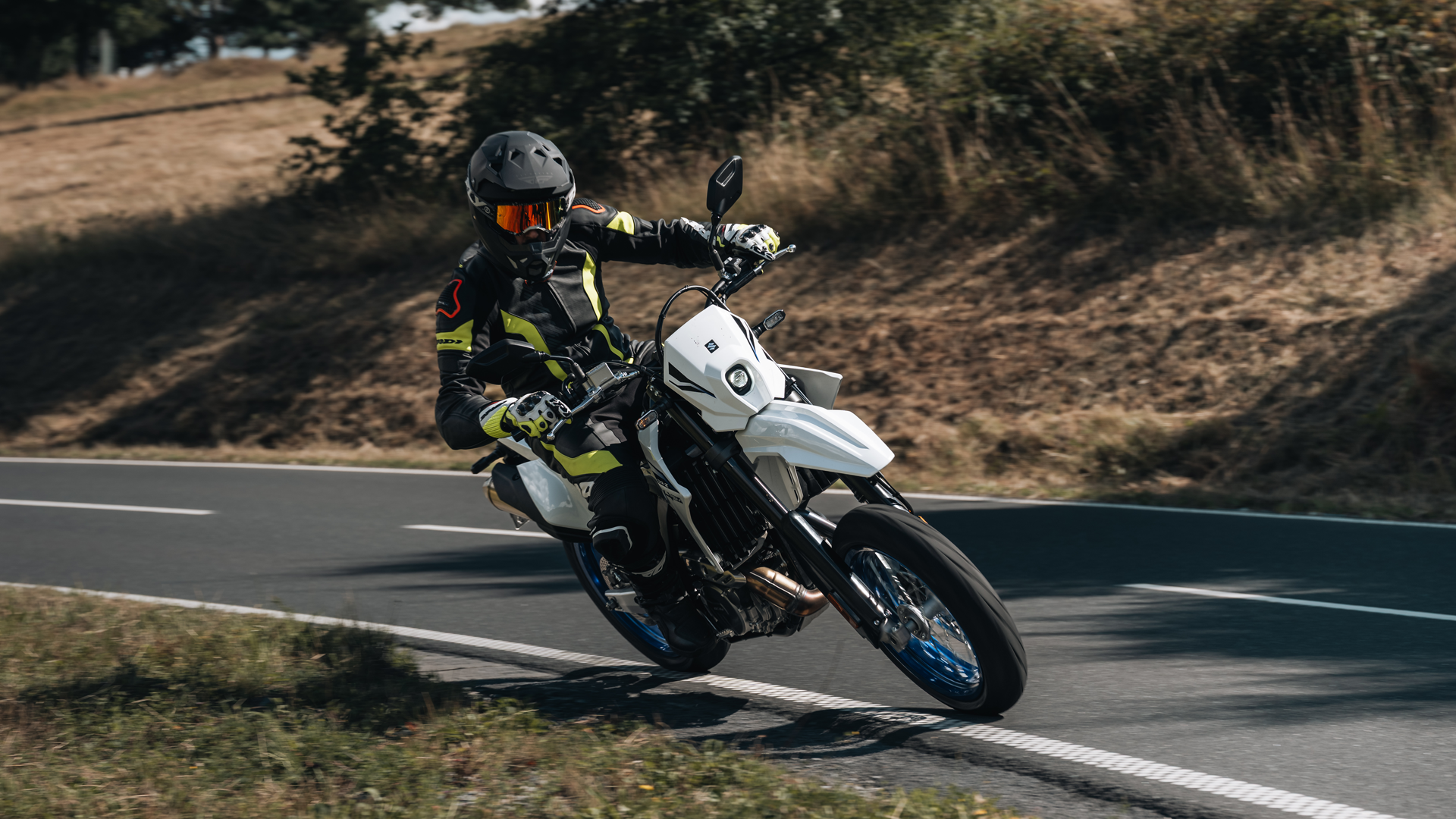 Suzuki DR Z4SM 2025 Accion (4)
