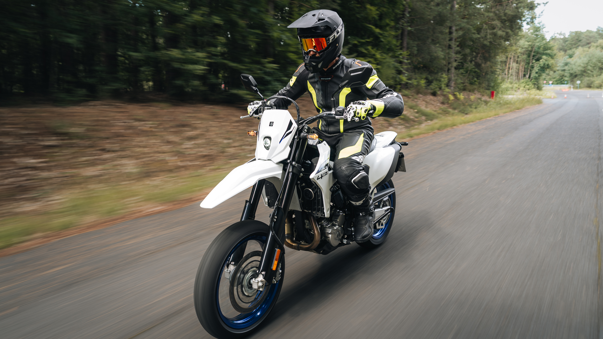 Suzuki DR Z4SM 2025 Accion (13)