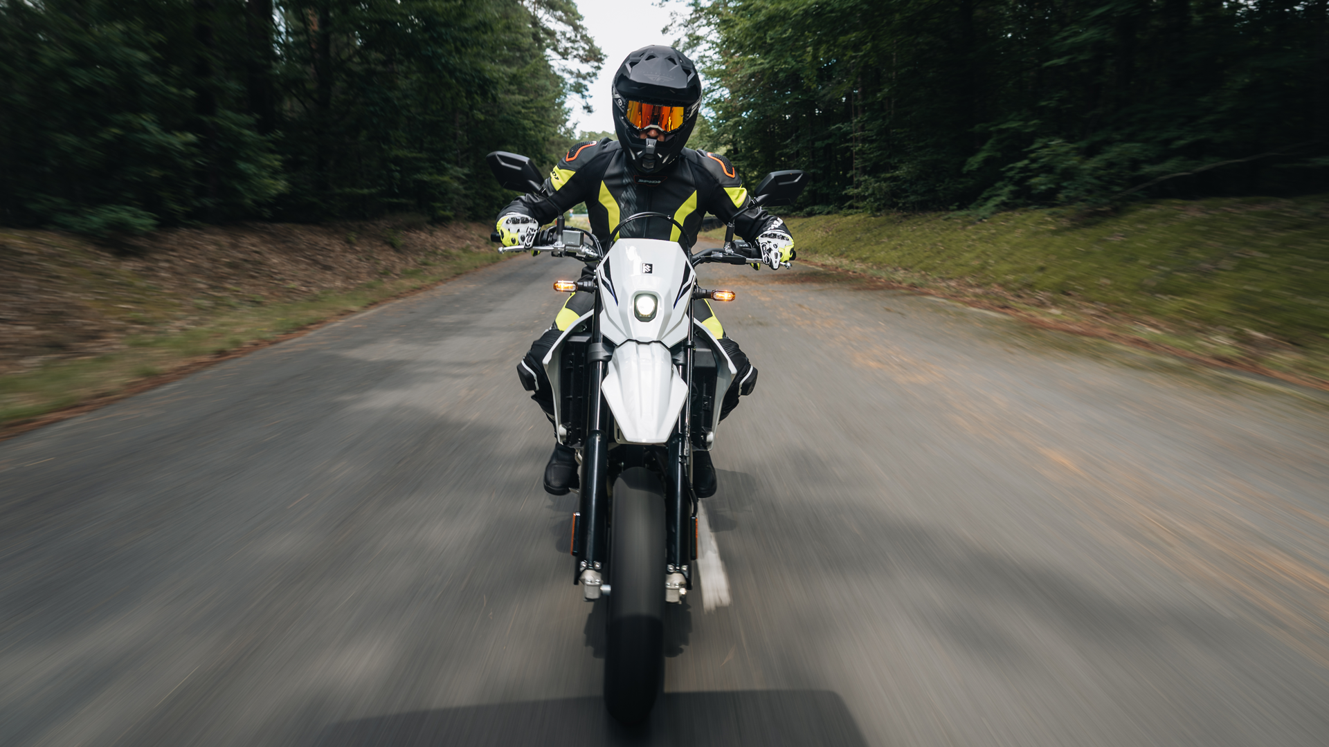 Suzuki DR Z4SM 2025 Accion (14)