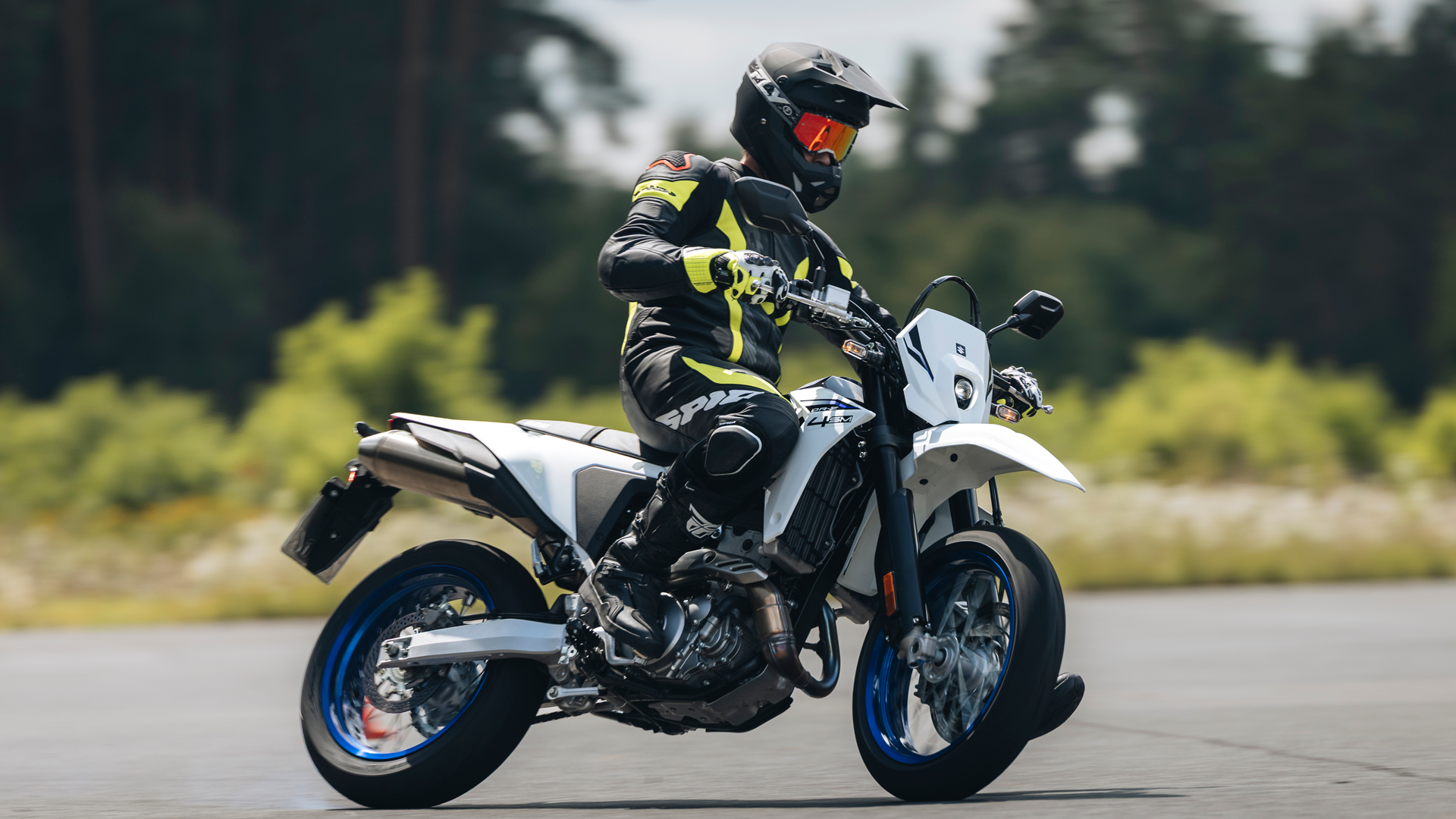 Suzuki DR Z4SM 2025 Accion (22)