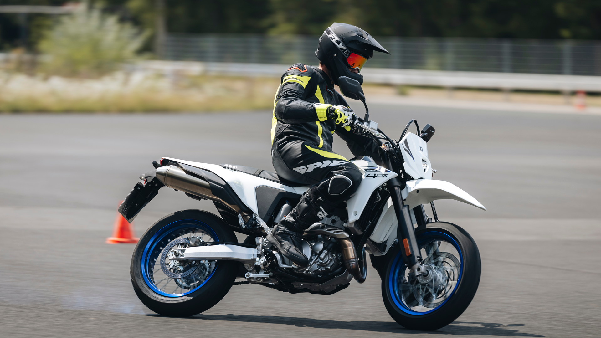 Suzuki DR Z4SM 2025 Accion (27)