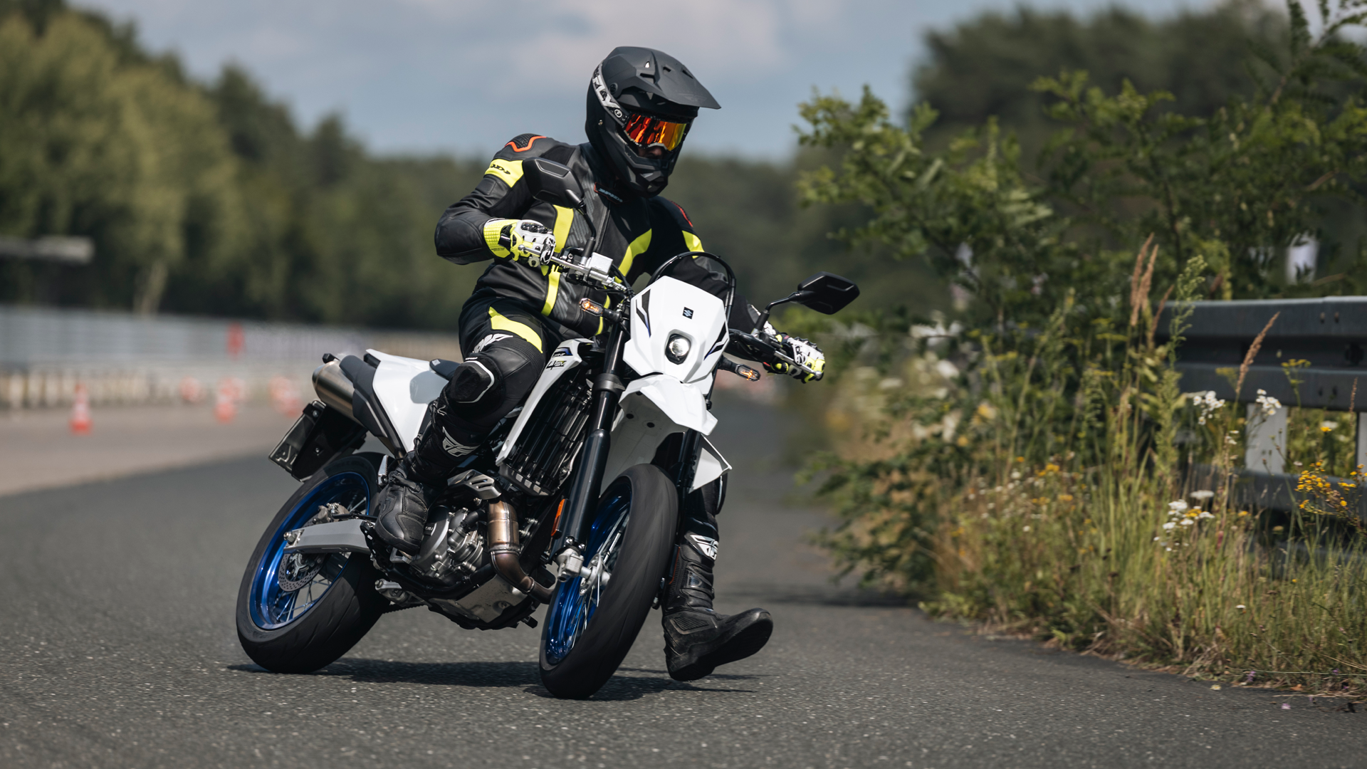 Suzuki DR Z4SM 2025 Accion (33)