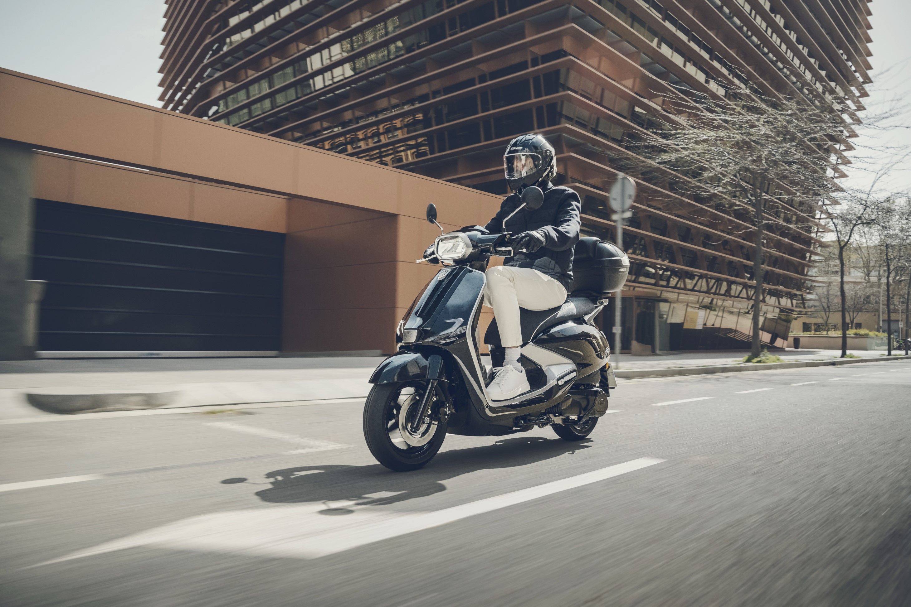 SYM Fugue 125. Nuevo scooter de diseño retro moderno.