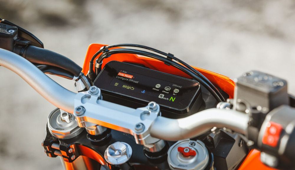 2026 KTM 690 SMC R & 690 ENDURO R 7