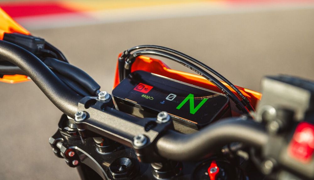2026 KTM 690 SMC R & 690 ENDURO R 18