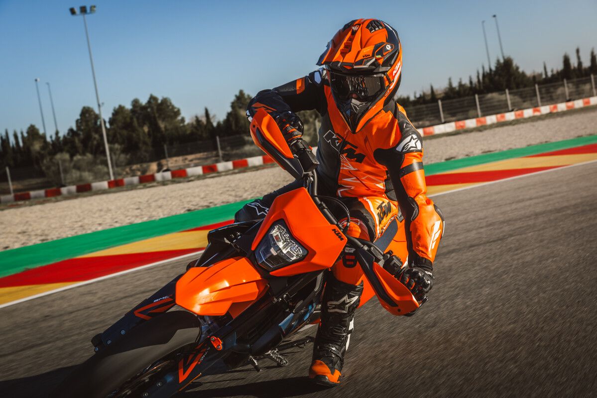 2026 KTM 690 SMC R & 690 ENDURO R 12