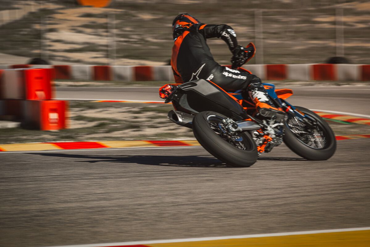 2026 KTM 690 SMC R & 690 ENDURO R 13
