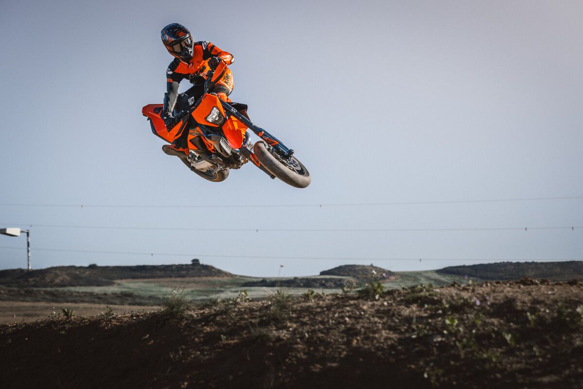 2026 KTM 690 SMC R & 690 ENDURO R 15
