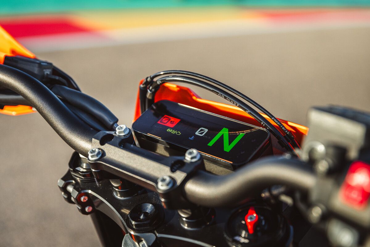 2026 KTM 690 SMC R & 690 ENDURO R 18