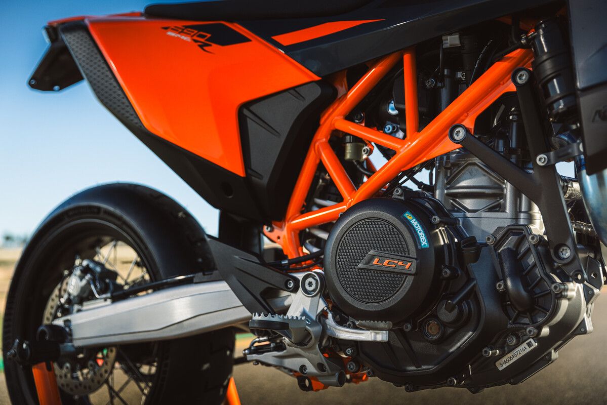 2026 KTM 690 SMC R & 690 ENDURO R 19