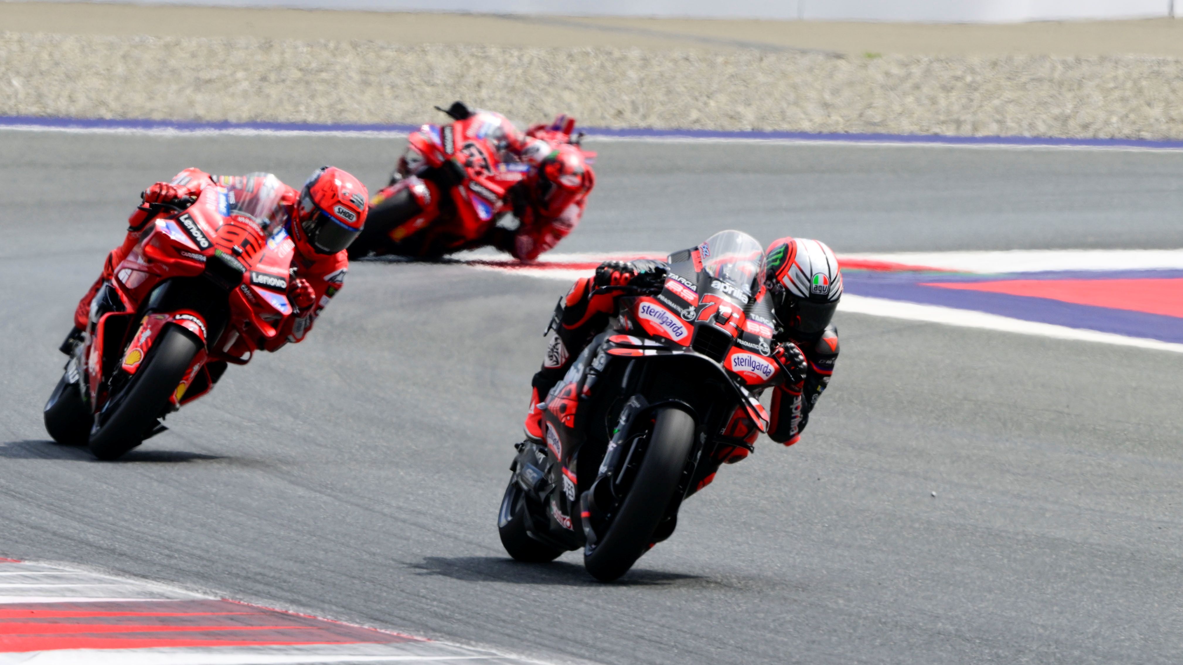 Marco Bezzecchi seguido por Marc Márquez y Pecco Bagnaia, MotoGP Austria 2025