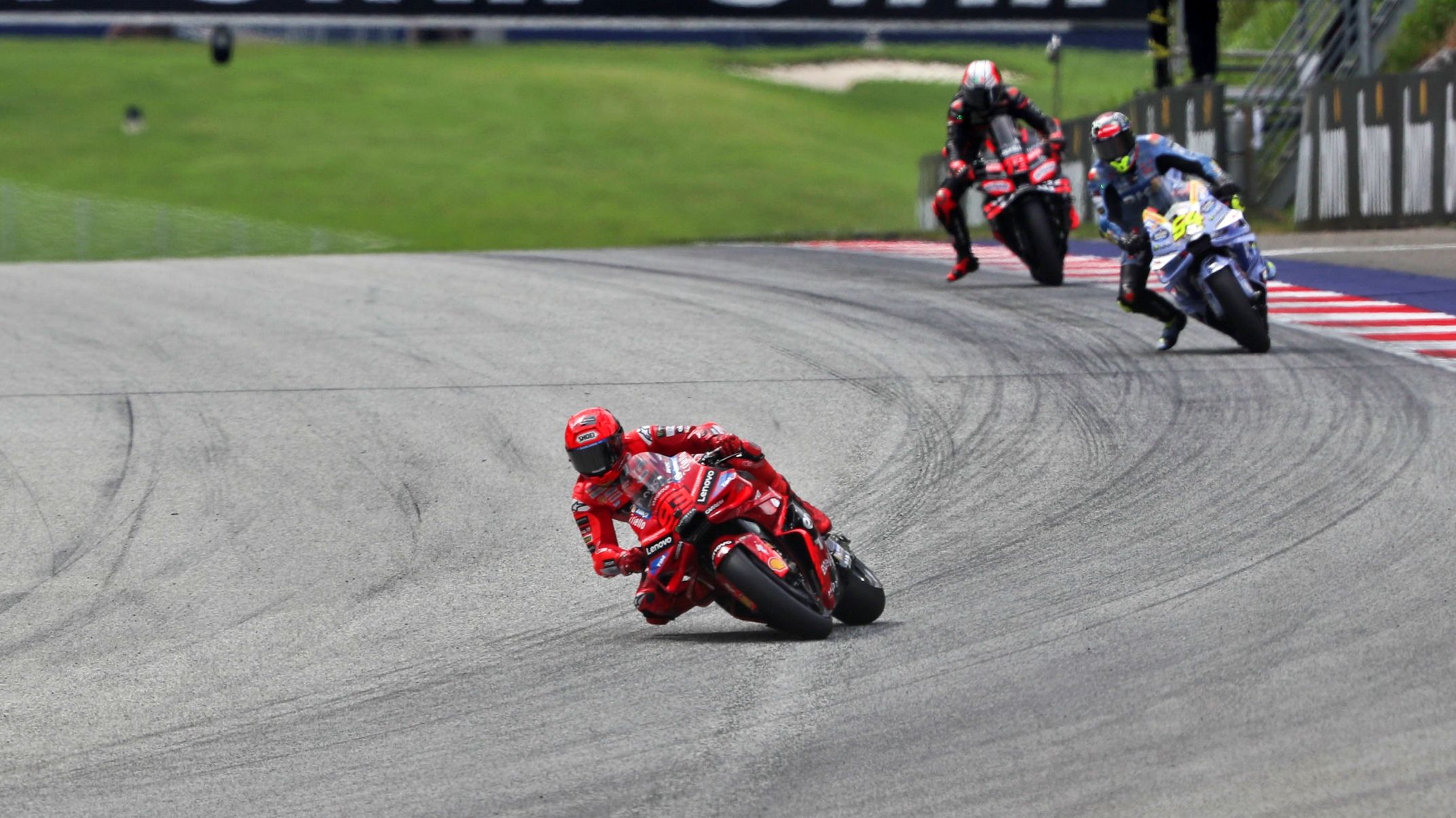 Marc Márquez logró otra victoria en MotoGP 2025 con Fermín Aldeguer y Marco Bezzecchi sumando un podio a sus estadísticas