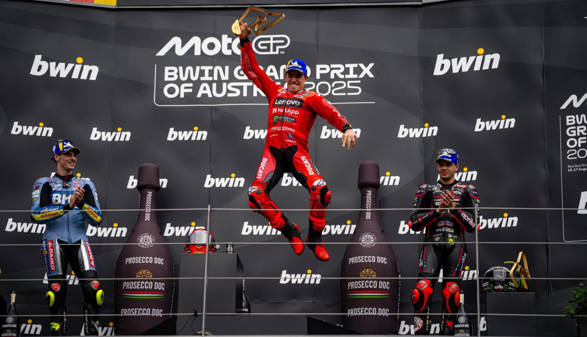 Marc Márquez celebra su triunfo en Austria entre Fermín Aldeguer y Marco Bezzecchi
