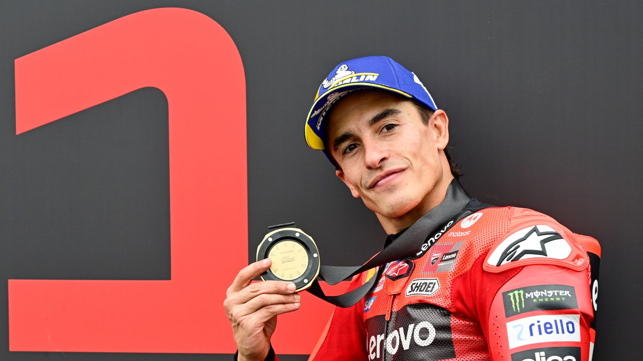 Marc Márquez celebra la victoria en el Sprint del Gran Premio de Hungría de MotoGP 2025 en Balaton